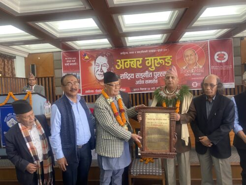गीतकार खरेललाई पोखरामा ‘अम्बर गुरुङ राष्ट्रिय संगीत पुरस्कार’