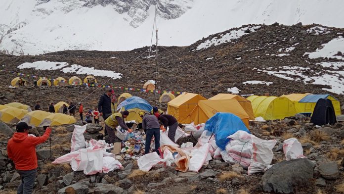 सेनाद्वारा अन्नपूर्ण हिमालबाट ३६ सय किलो फोहर सङ्कलन