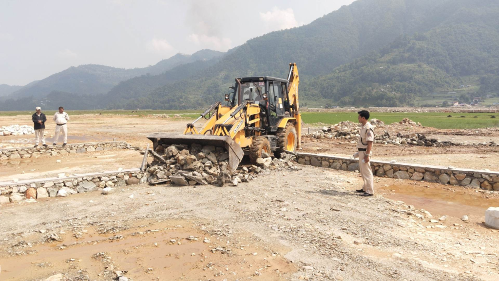 फेवा सिमसार क्षेत्रको अनधिकृत संरचनामा महानगरकाे डोजर