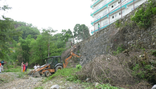 फिर्केखोला मिचेर बनेको स्कुलको पर्खाल पोखरा महानगरले भत्कायो