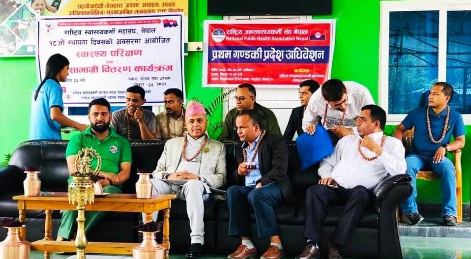 स्थापना दिवसमा मानव सेवा आश्रमलाई खाद्यान्न र औषधि हस्तान्तरण