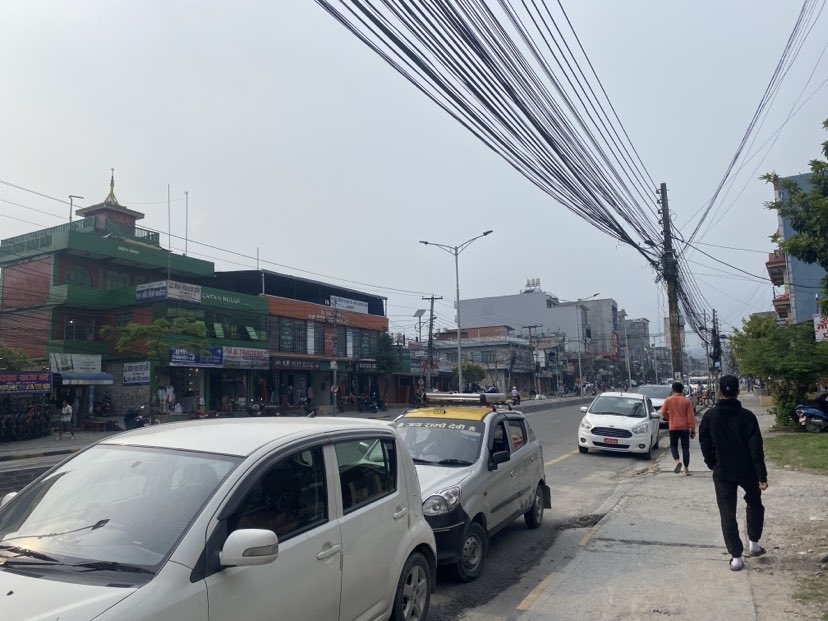 पोखराको न्युरोडमा फेरि सडकमै हुन थाल्याे पार्किङ