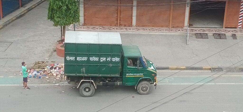 महानगरले उठाउन थाल्यो पोखराका सडकमा थुप्रिएको फोहोर