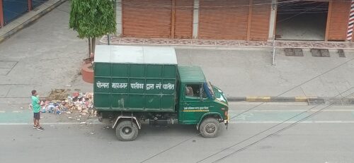 महानगरले उठाउन थाल्यो पोखराका सडकमा थुप्रिएको फोहोर