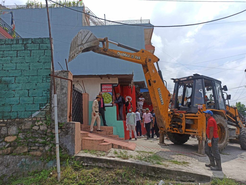 पृथ्वी राजमार्गमा मापदण्डमा परेका संरचना हटाउन सुरु