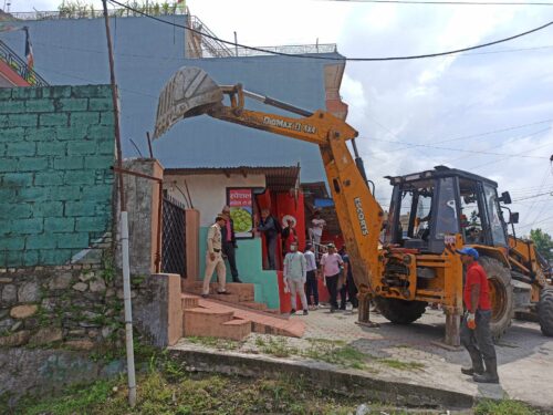 पृथ्वी राजमार्गमा मापदण्डमा परेका संरचना हटाउन सुरु