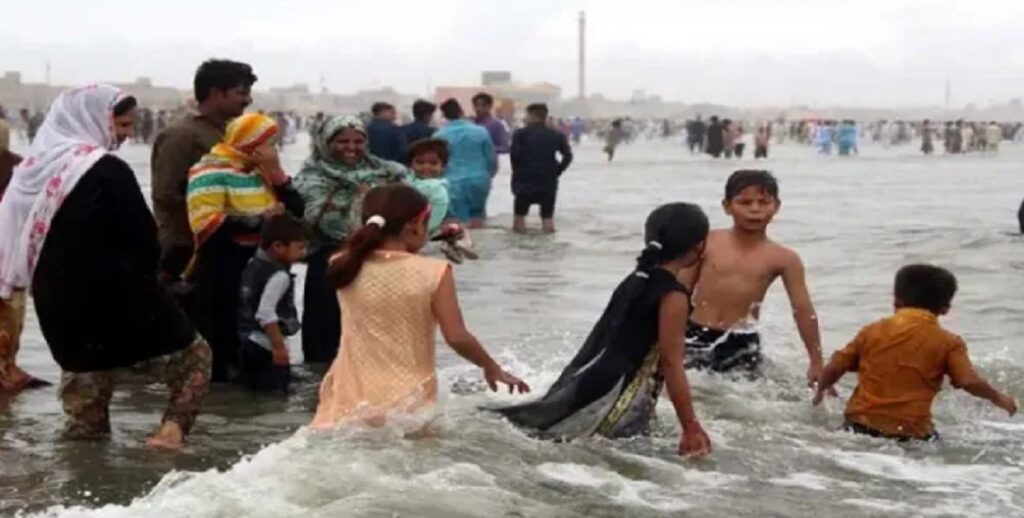 पौडी खेलिरहेका एकै परिवारका १० जना सदस्य बगे