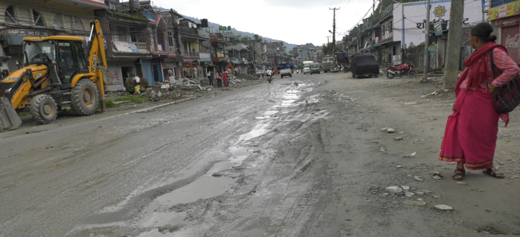 पुष्पलाल मध्यपहाडी लोकमार्गको निर्माणमा ढिलाई हुँदा बढ्यो दुर्घटनाको जोखिम