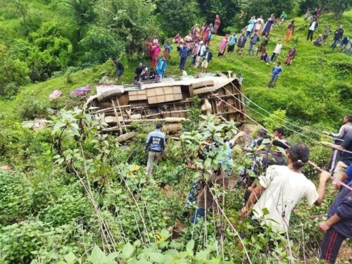 रोल्पामा बस दुर्घटना ४ जनाको मृत्यु