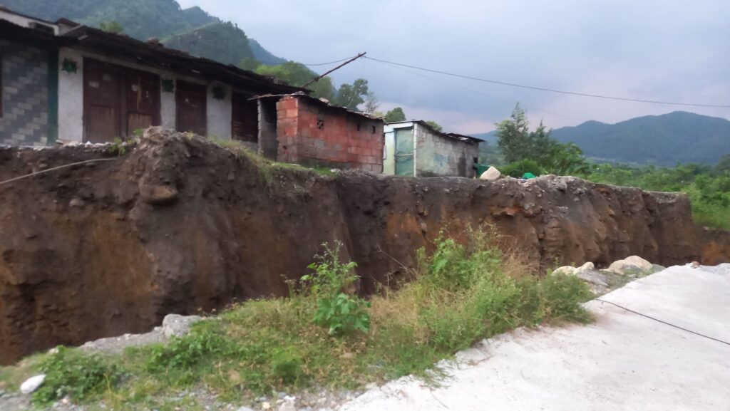 तनहुँको पुल्चोकमा जमिन भासियो, ५ घरमा पूर्ण क्षति