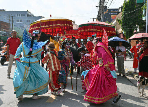 पोखराका ३३ टोलीले देखाए गाइजात्रा