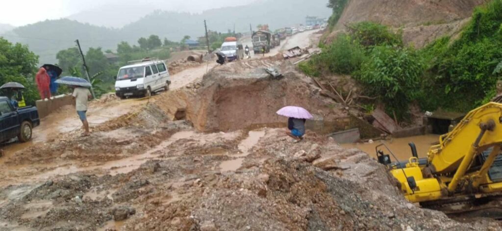 तनहुँमा सडक भासिएपछि पृथ्वी राजमार्ग एकतर्फी