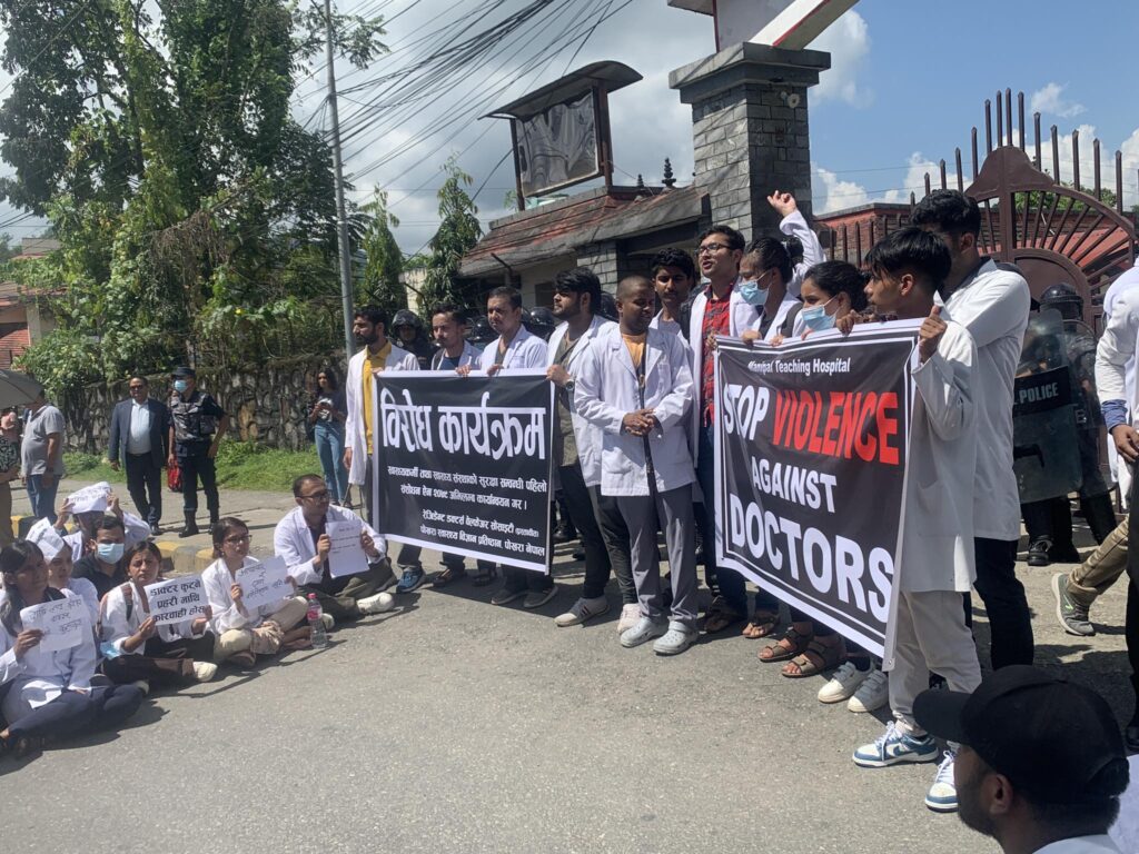 डाक्टरको विरोध प्रदर्शन, मृतकका आफन्तले गरे चक्काजाम