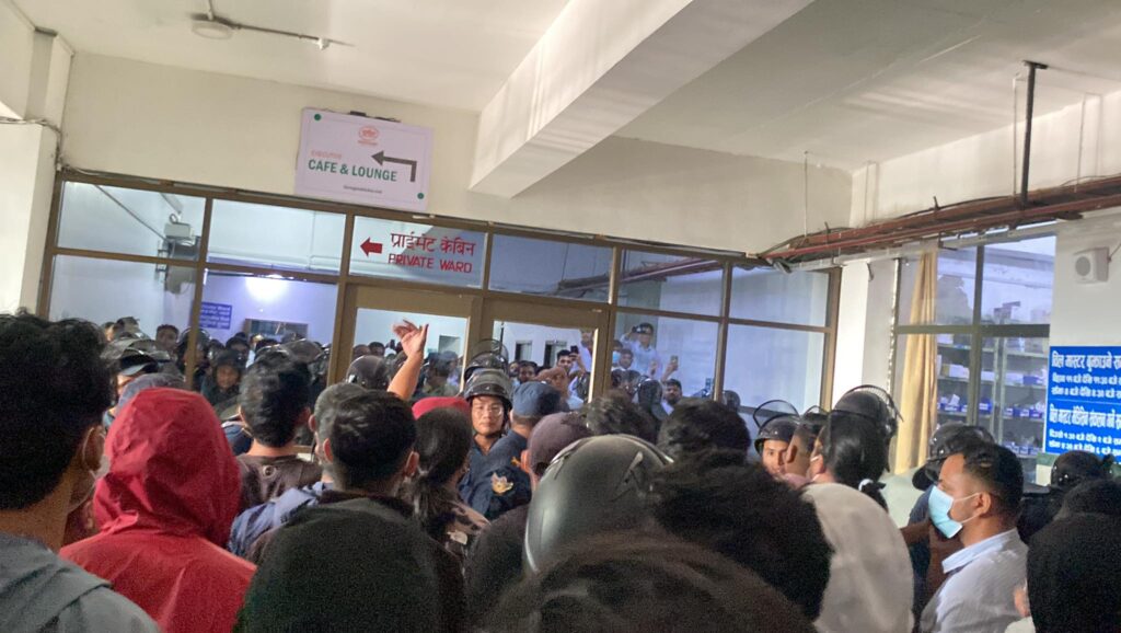 चिकित्सकमाथि हातपातको विरोधमा देशैभर ओपिडि सेवा बन्द