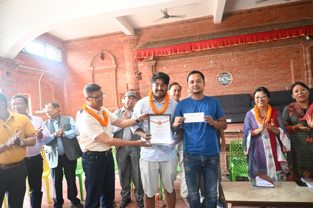 तायाः मचाको विजेतालाई चेक हस्तान्तरण