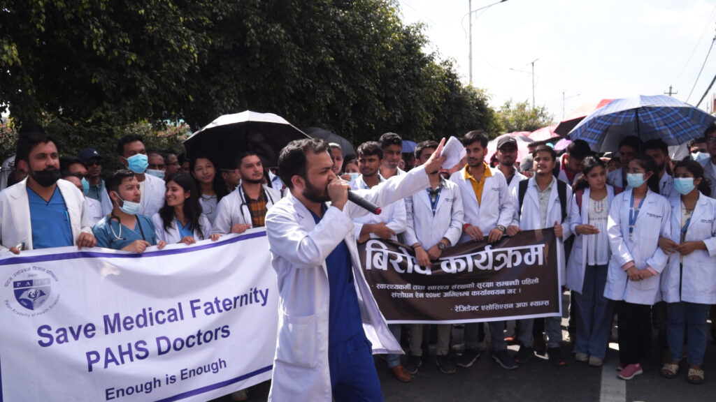कुटपिटकाे विरोधमा सडकमा निस्किए डाक्टरहरु