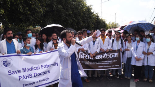 कुटपिटकाे विरोधमा सडकमा निस्किए डाक्टरहरु