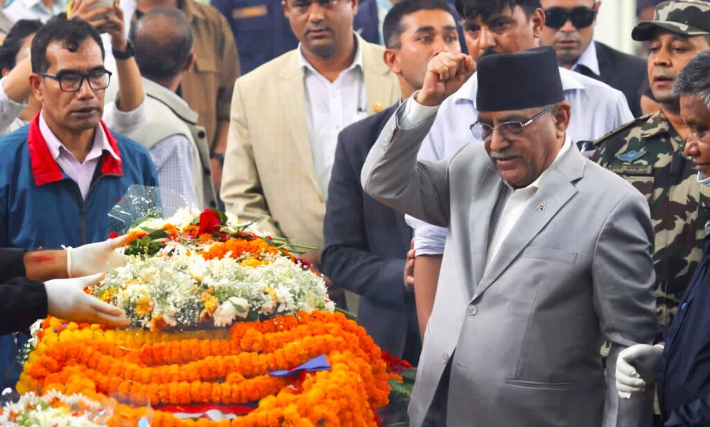 नेम्वाङप्रति श्रद्धाञ्जली अर्पण गर्न च्यासल पुगे प्रधानमन्त्री दाहाल (फोटो फिचर)