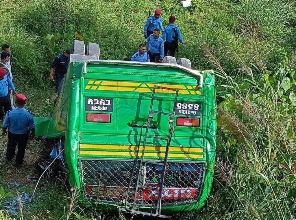 पाेखरा नगर बस दुर्घटना: तीन जनाकाे अवस्था गम्भीर
