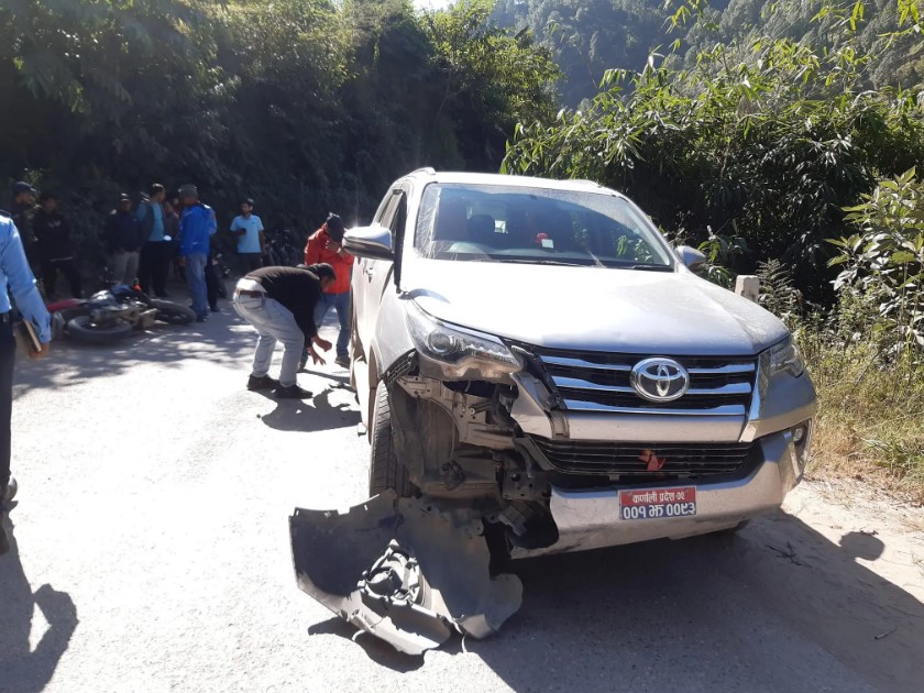 कर्णालीका सभामुख र उपसभामुख सवार गाडीको ठक्करले १ जना घाइते