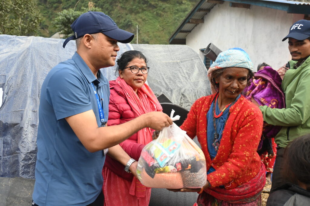 आठबिसकोटका भूकम्पपीडितलाई पब्लिक टिभीले बाँड्यो १० लाखको राहत