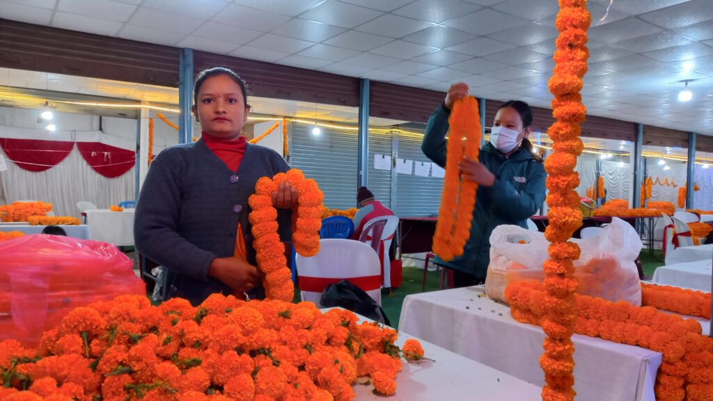 गलामा सजिनुपर्ने सयपत्री नबिकेर सुक्दैछ