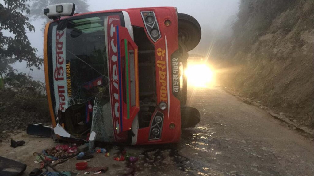 तनहुँको कमलबारीमा बस दुर्घटना, ३४ यात्रु घाइते