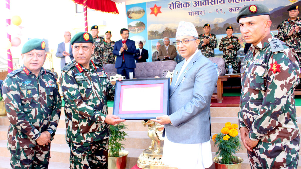 पोखराका मेयर आचार्यलाई सेनाको सम्मान