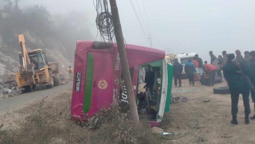 तनहुँमा ट्रिपरलाई ओभरट्याक गर्दा बस दुर्घटना, १८ यात्रु घाइते