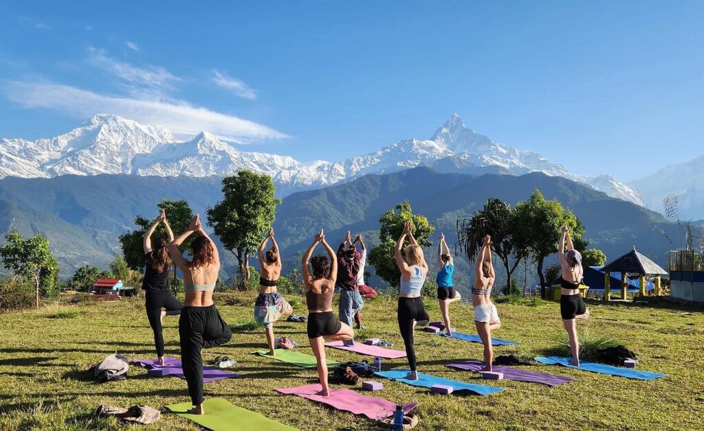 हिमाललाई सामुन्ने राखेर काहुँडाँडामा योगा