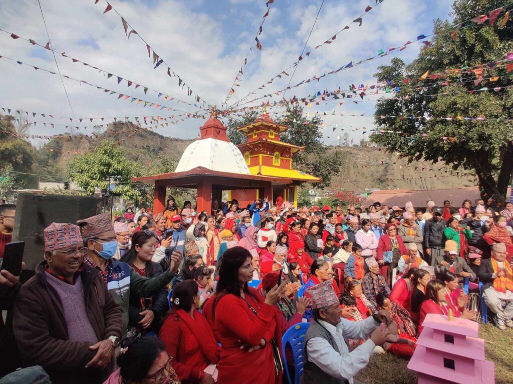 ढुंगेसाँघुकाे मेलामा दर्शकहरूकाे ओइरो – फाेटाे फिचर