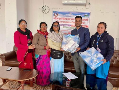 महिला स्वास्थ्य स्वयंसेविकालाई मेडिकल सामाग्री वितरण