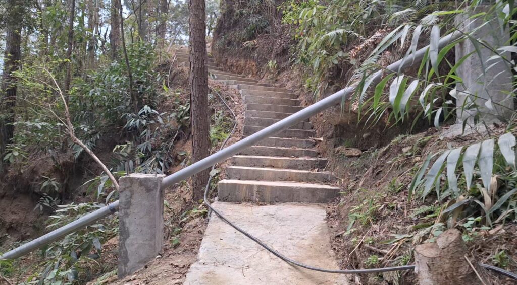 बराहपाखो सामुदायिक वनमा पक्की ढलान सहितको पदमार्ग निर्माण
