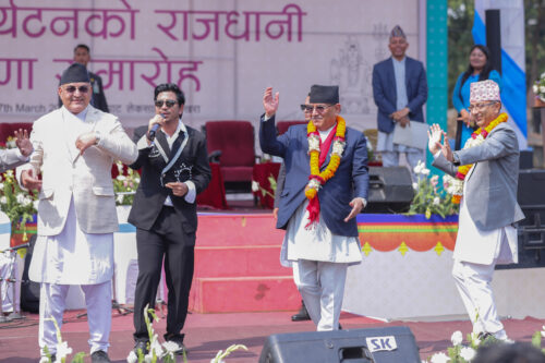 ‘गलबन्दी च्यातियो’ मा प्रधानमन्त्रीको ठुम्का