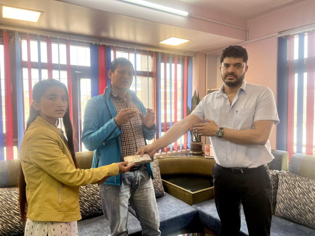 बालकुमारीमा ज्यान गुमाएका युवाका परिवारलाई पब्लिक फोरकेको सहयोग