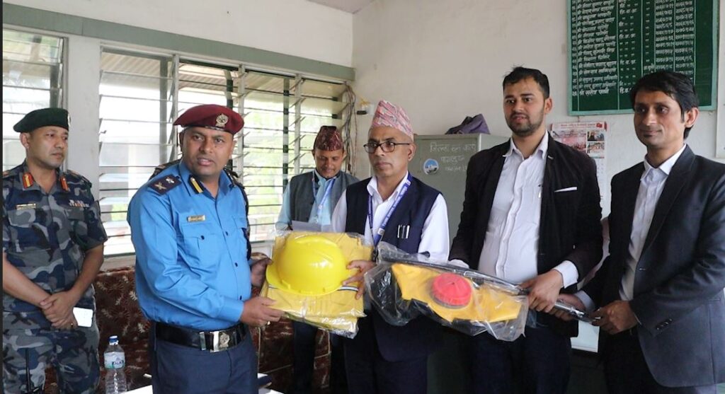 डिभिजन वन कार्यालय बागलुङले सुरक्षाकर्मीलाई दियो अग्नि नियन्त्रण सामग्री