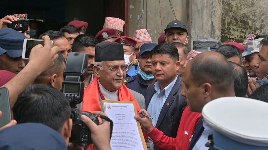 सूर्यदर्शनका बचतकर्ताले पाेखरामा ओलीलाई बुझाए ज्ञापनपत्र