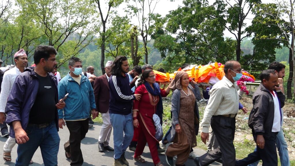 किन रोयौ भन तिमी मनको बलेसीमा…