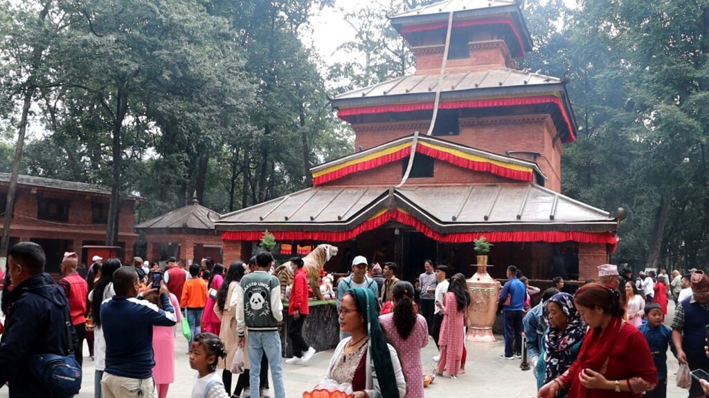 चैते दैसैँ सुरु भएसँगै बागलुङ कालिकामा भक्तजनको घुइँचो