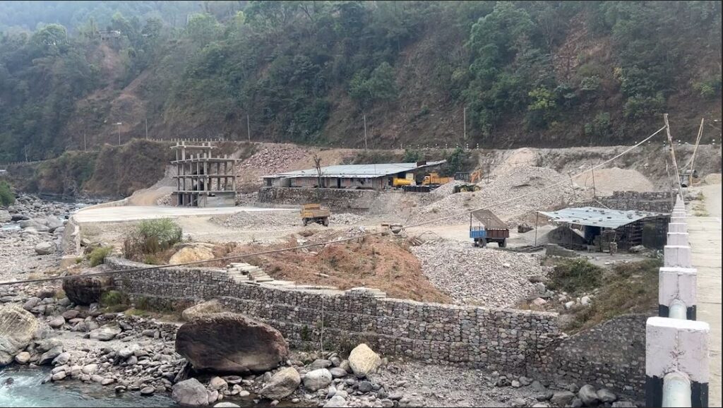नबन्दै जाेखिममा बुर्तिबाङ बसपार्क
