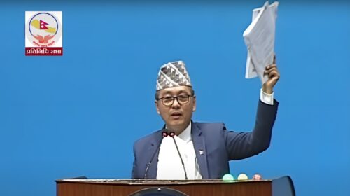 राजेन्द्र लिङ्देनले रोष्ट्रममै च्याते भौतिक मन्त्रालयको बजेट पुस्तिका