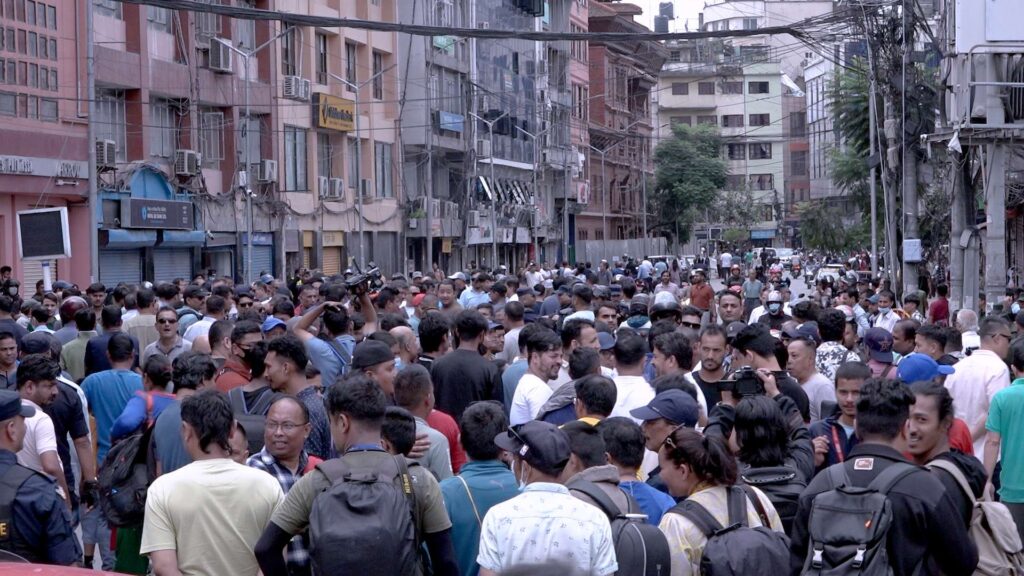 न्यूरोडको फुटपाथ विस्तारमा स्थानीयको अवरोध