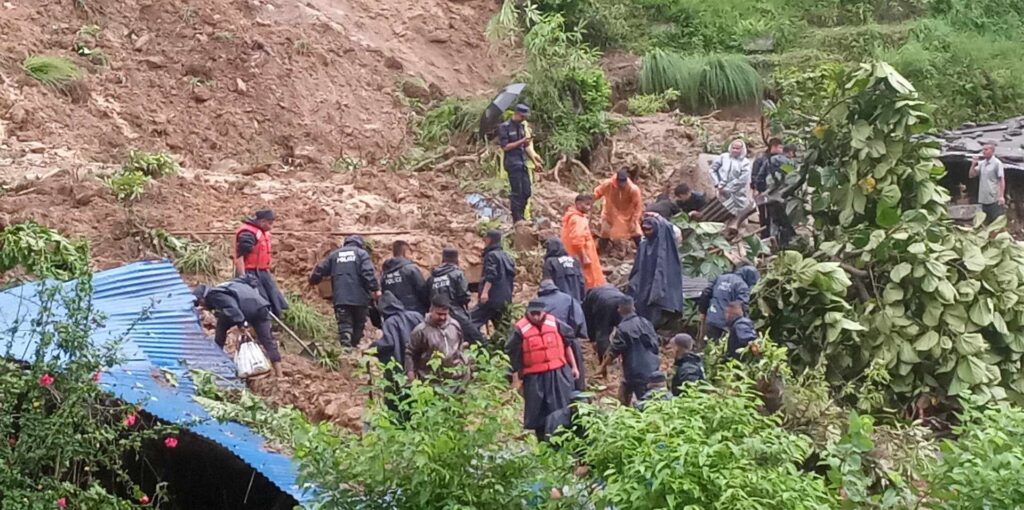 तनहुँमा पहिरोले पुरिदा ३ जना बेपत्ता