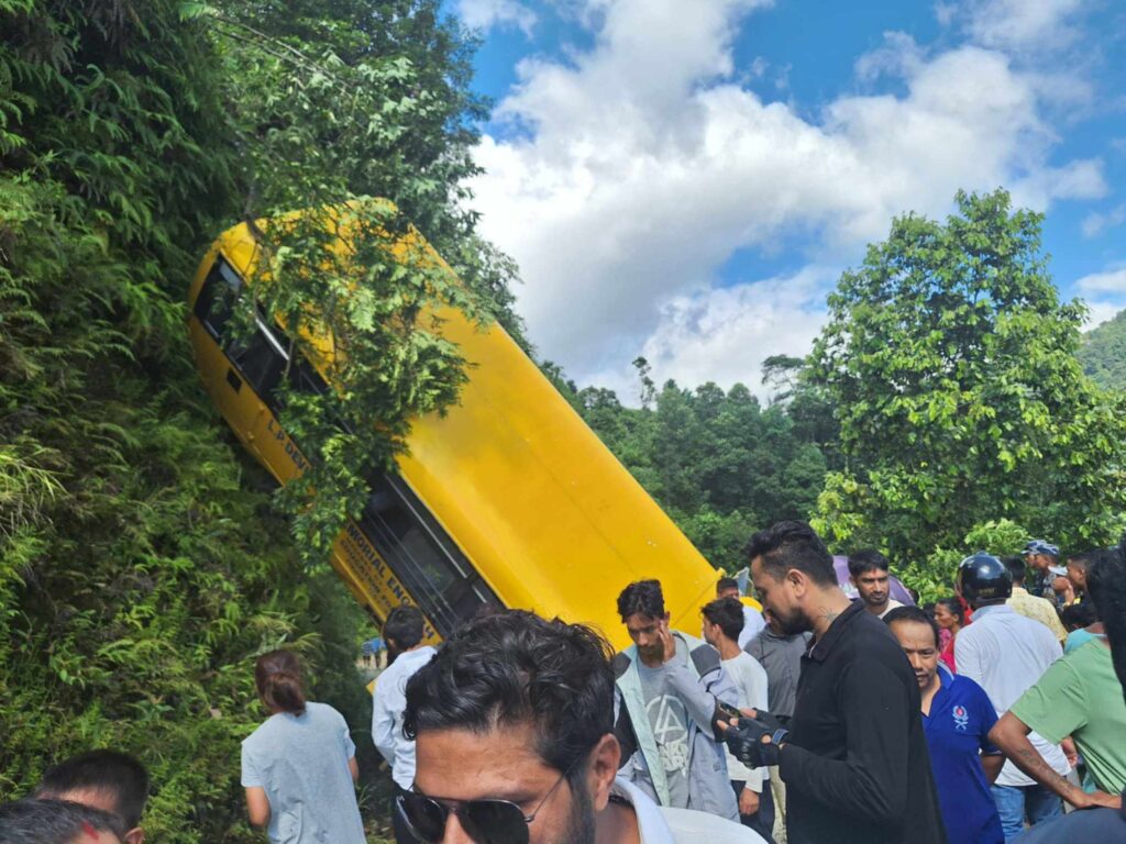 पोखराको कृस्तीमा स्कुल बस दुर्घटना, विद्यार्थी सहित २४ जना सवार