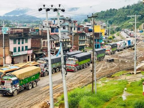 तनहुँको मनहरीमा हिलोले सवारी फसेपछि पृथ्वी राजमार्ग अबरुद्ध