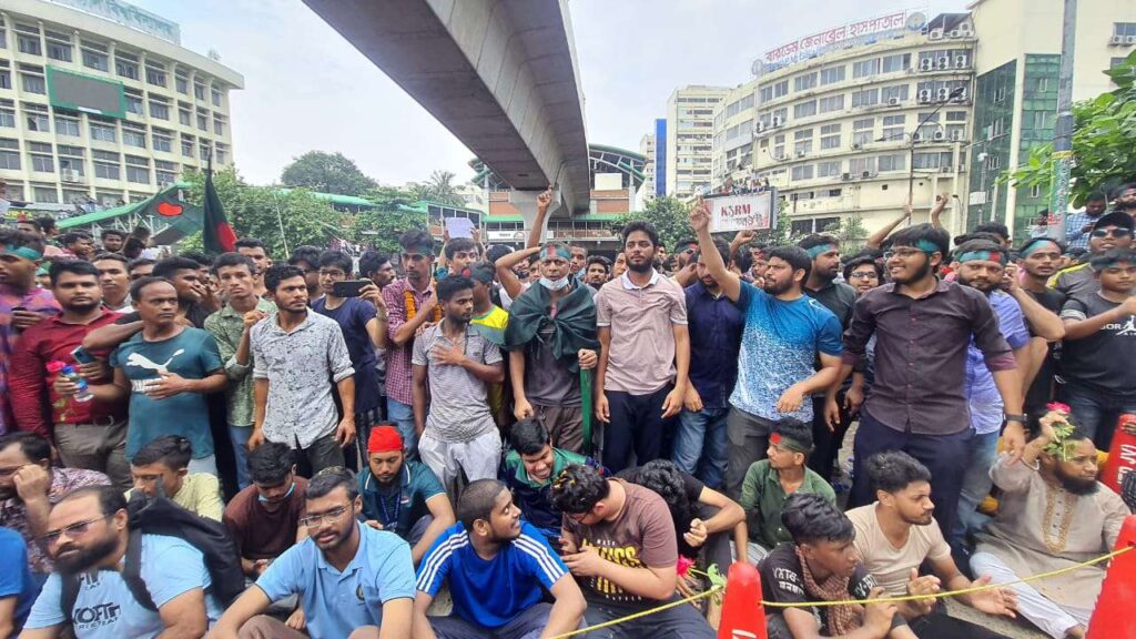 शेख हसिनाले देश छाडेपनि प्रदर्शनकारीको अस्वभाविक हर्कत रोकिएन