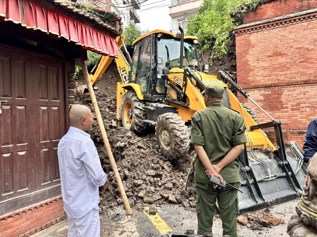 गगनसिंह दरवारको ३० फिटे पर्खाल भत्कियो