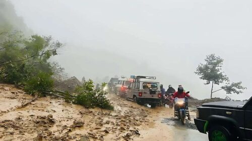 लामो यात्रा गर्दै हुनुहुन्छ ? यी सडक पहिरोले थुनिएका छन्