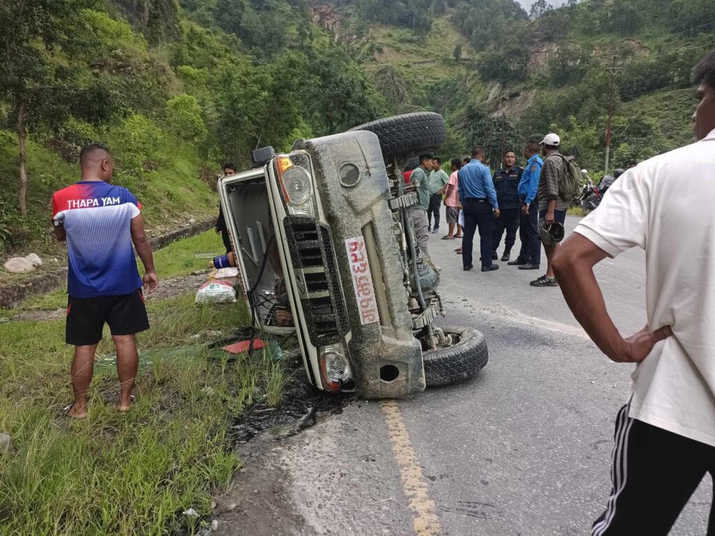 पर्वतमा बिरामी बोकेको एम्बुलेन्स दुर्घटना