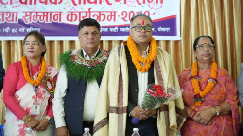 पब्लिक फोरके टिभिका प्रबन्ध निर्देशक मन क्षेत्री लोकदोहोरी प्रतिष्ठानबाट सम्मानित